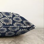 Lacivert Zemin Üzerinde Onedraw Çizimli Papatya Modern Raşel Kadife Yastık Kırlent Kılıfı Realhomes