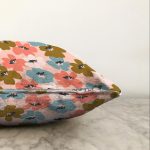 Pudra Zeminde Onedraw Çizimli Rengarenk Çiçek Desenli Modern Raşel Kadife Yastık Kırlent Kılıfı Realhomes