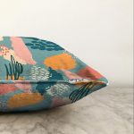 - Sonil-K-7266-Gorsel3 - Realhomes  Renkli Zemin Üzerinde Onedraw Çizimli Dijital Baskılı Modern Raşel Kadife Yastık Kırlent Kılıfı Realhomes