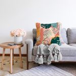 - Sonil-K-7267-Gorsel2 - Realhomes  Renkli Zemin Üzerinde Onedraw Çizimli Yapraklar Modern Raşel Kadife Yastık Kırlent Kılıfı Realhomes