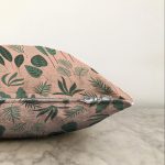 - Sonil-K-7268-Gorsel3 - Realhomes  Pudra Zemin Üzerinde Yeşil Yapraklı Dijital Baskılı Modern Raşel Kadife Yastık Kırlent Kılıfı Realhomes