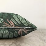 - Sonil-K-7269-Gorsel3 - Realhomes  Yeşil Zemin Üzerinde Onedraw Çizimli Yaprak Desenli Raşel Kadife Yastık Kırlent Kılıfı Realhomes