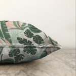 Soft Renkli Zemin Üzerinde Koyu Renkli Yaprak Desenli Raşel Kadife Yastık Kırlent Kılıfı Realhomes