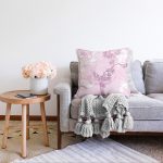 Pembe Zemin Üzerinde Sarmaşık Desenli Dijital Baskılı Modern Raşel Kadife Yastık Kırlent Kılıfı Realhomes