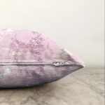 Pembe Zemin Üzerinde Sarmaşık Desenli Dijital Baskılı Modern Raşel Kadife Yastık Kırlent Kılıfı Realhomes