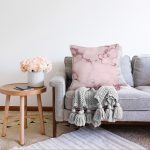 Pudra Zeminli Pembe Renkli Çizim Dijital Baskılı Modern Raşel Kadife Yastık Kırlent Kılıfı Realhomes