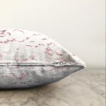 - Sonil-K-7278-Gorsel3 - Realhomes Beyaz Zeminli Pembe Soyut Çizim Dijital Baskılı Modern Raşel Kadife Yastık Kırlent Kılıfı Realhomes