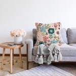 Pudra Zemin Üzerinde Çiçek Desenli Dijital Baskılı Modern Raşel Kadife Yastık Kırlent Kılıfı Realhomes