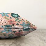 Pudra Zemin Üzerinde Çiçek Desenli Dijital Baskılı Modern Raşel Kadife Yastık Kırlent Kılıfı Realhomes