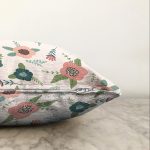 - Sonil-K-7283-Gorsel3 - Realhomes Beyaz Zeminli Renkli Soyut Çizim Dijital Baskılı Modern Raşel Kadife Yastık Kırlent Kılıfı Realhomes