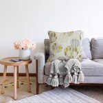 - Sonil-K-7284-Gorsel2 - Realhomes  Renkli Zemin Üzerinde Yaprak Motifli Dijital Baskılı Modern Raşel Kadife Yastık Kırlent Kılıfı Realhomes