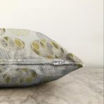 - Sonil-K-7284-Gorsel3 - Realhomes  Renkli Zemin Üzerinde Yaprak Motifli Dijital Baskılı Modern Raşel Kadife Yastık Kırlent Kılıfı Realhomes