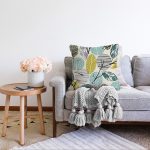 Beyaz Zemin Üzerinde Yaprak Desenli Dijital Baskılı Modern Raşel Kadife Yastık Kırlent Kılıfı Realhomes