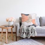 - Sonil-K-7288-Gorsel2 - Realhomes  Beyaz Zemin Üzerinde Onedraw Çizimli Bayan Silüeti Modern Raşel Kadife Yastık Kırlent Kılıfı Realhomes