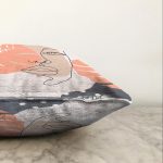 - Sonil-K-7288-Gorsel3 - Realhomes  Beyaz Zemin Üzerinde Onedraw Çizimli Bayan Silüeti Modern Raşel Kadife Yastık Kırlent Kılıfı Realhomes