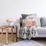 Beyaz Zeminde Onedraw Çizimli Bayan Silüeti Dijital Baskılı Modern Raşel Kadife Kırlent Kılıfı Realhomes