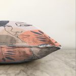 Beyaz Zeminde Onedraw Çizimli Bayan Silüeti Dijital Baskılı Modern Raşel Kadife Kırlent Kılıfı Realhomes