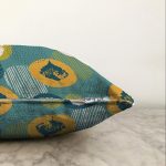 - Sonil-K-7304-Gorsel3 - Realhomes  Renkli Zemin Üzerinde Yaprak Motifli Dijital Baskılı Modern Raşel Kadife Yastık Kırlent Kılıfı Realhomes