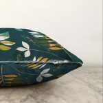 - Sonil-K-7306-Gorsel3 - Realhomes  Renkli Zemin Üzerinde Yaprak Motifli Dijital Baskılı Modern Raşel Kadife Yastık Kırlent Kılıfı Realhomes