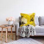 Sarı Zemin Üzerinde Petek Desenli Arı Motifli Dijital Baskılı Modern Raşel Kadife Yastık Kılıfı Realhomes