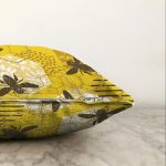 Sarı Zemin Üzerinde Petek Desenli Arı Motifli Dijital Baskılı Modern Raşel Kadife Yastık Kılıfı Realhomes