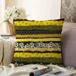 - Sonil-K-7309-Gorsel1 - Realhomes  Sıyah Zemin Üzerinde Petek Desenli Papatya Desenli Modern Raşel Kadife Yastık Kırlent Kılıfı Realhomes