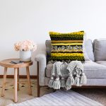 - Sonil-K-7309-Gorsel2 - Realhomes  Sıyah Zemin Üzerinde Petek Desenli Papatya Desenli Modern Raşel Kadife Yastık Kırlent Kılıfı Realhomes