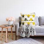 Beyaz Zemin Üzerinde Arı Motifli Dijital Baskılı Modern Raşel Kadife Yastık Kırlent Kılıfı Realhomes