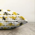 Beyaz Zemin Üzerinde Arı Motifli Dijital Baskılı Modern Raşel Kadife Yastık Kırlent Kılıfı Realhomes