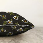 - Sonil-K-7311-Gorsel3 - Realhomes  Siyah Zemin Üzerinde Papatya Desenli Dijital Baskılı Modern Raşel Kadife Yastık Kırlent Kılıfı Realhomes