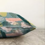 - Sonil-K-7312-Gorsel3 - Realhomes  Renkli Zemin Üzerinde Soyut Çizimli Dijital Baskılı Modern Raşel Kadife Yastık Kırlent Kılıfı Realhomes