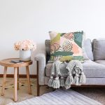 - Sonil-K-7315-Gorsel2 - Realhomes  Soft Renkli Zemin Üzerinde Onedraw Çizimli Yaprak Motifli Raşel Kadife Yastık Kırlent Kılıfı Realhomes