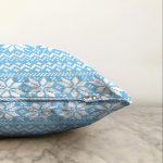 - Sonil-K-7316-Gorsel3 - Realhomes  Mavi Zemin Üzerinde Kartanesi Motifli Dijital Baskılı Modern Raşel Kadife Yastık Kırlent Kılıfı Realhomes