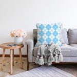 - Sonil-K-7317-Gorsel2 - Realhomes  Mavi Zemin Üzerinde Kare Desenli Dijital Baskılı Modern Raşel Kadife Yastık Kırlent Kılıfı Realhomes