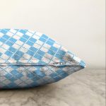 - Sonil-K-7317-Gorsel3 - Realhomes  Mavi Zemin Üzerinde Kare Desenli Dijital Baskılı Modern Raşel Kadife Yastık Kırlent Kılıfı Realhomes