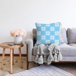 - Sonil-K-7318-Gorsel2 - Realhomes  Mavi Zemin Üzerinde Kartanesi Motifli Dijital Baskılı Modern Raşel Kadife Yastık Kırlent Kılıfı Realhomes