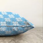 - Sonil-K-7318-Gorsel3 - Realhomes  Mavi Zemin Üzerinde Kartanesi Motifli Dijital Baskılı Modern Raşel Kadife Yastık Kırlent Kılıfı Realhomes