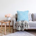 - Sonil-K-7319-Gorsel2 - Realhomes  Mavi Zemin Üzerinde Kartanesi Motifli Dijital Baskılı Modern Raşel Kadife Yastık Kırlent Kılıfı Realhomes