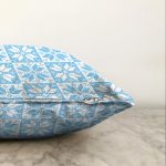 - Sonil-K-7319-Gorsel3 - Realhomes  Mavi Zemin Üzerinde Kartanesi Motifli Dijital Baskılı Modern Raşel Kadife Yastık Kırlent Kılıfı Realhomes