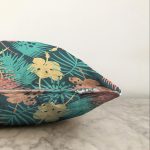 - Sonil-K-7320-Gorsel3 - Realhomes  Siyah Zemin Üzerinde Rengarenk Çiçek Desenli Raşel Kadife Yastık Kırlent Kılıfı Realhomes