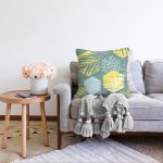 - Sonil-K-7327-Gorsel2 - Realhomes  Renkli Zemin Üzerinde Onedraw Çizimli Yaprak Motifli Raşel Kadife Yastık Kırlent Kılıfı Realhomes