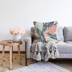 - Sonil-K-7328-Gorsel2 - Realhomes  Renkli Zemin Üzerinde Onedraw Çizimli Yaprak Motifli Raşel Kadife Yastık Kırlent Kılıfı Realhomes