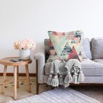 - Sonil-K-7330-Gorsel2 - Realhomes  Renkli Zemin Üzerinde Üçgen Desenli Dijital Baskılı Modern Raşel Kadife Yastık Kırlent Kılıfı Realhomes