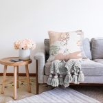 - Sonil-K-7337-Gorsel2 - Realhomes Beyaz Zeminde Geyik Desenli Bayan Silüeti Raşel Kadife Yastık Kırlent Kılıfı Realhomes