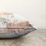 - Sonil-K-7337-Gorsel3 - Realhomes Beyaz Zeminde Geyik Desenli Bayan Silüeti Raşel Kadife Yastık Kırlent Kılıfı Realhomes