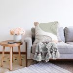 - Sonil-K-7338-Gorsel2 - Realhomes Beyaz Zeminde Onedraw Çizimli Yaprak Desenli Dijital Baskılı Modern Raşel Kadife Yastık Kılıfı Realhomes