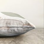 - Sonil-K-7338-Gorsel3 - Realhomes Beyaz Zeminde Onedraw Çizimli Yaprak Desenli Dijital Baskılı Modern Raşel Kadife Yastık Kılıfı Realhomes