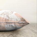 - Sonil-K-7340-Gorsel3 - Realhomes Beyaz Zeminde Soft Renkli Leylek Motifli Dijital Baskılı Modern Raşel Kadife Kırlent Kılıfı Realhomes