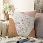 Beyaz Zeminde Onedraw Çizimli Bayan Silüeti Dijital Baskılı Modern Raşel Kadife Yastık Kılıfı Realhomes