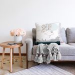 Beyaz Zemin Üzerinde Manzara Motifli Bayan Silüeti Modern Raşel Kadife Yastık Kırlent Kılıfı Realhomes